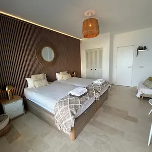 amazing-stay-with-frontline-sea-views-torremolinos.hotelsinnerja.org/